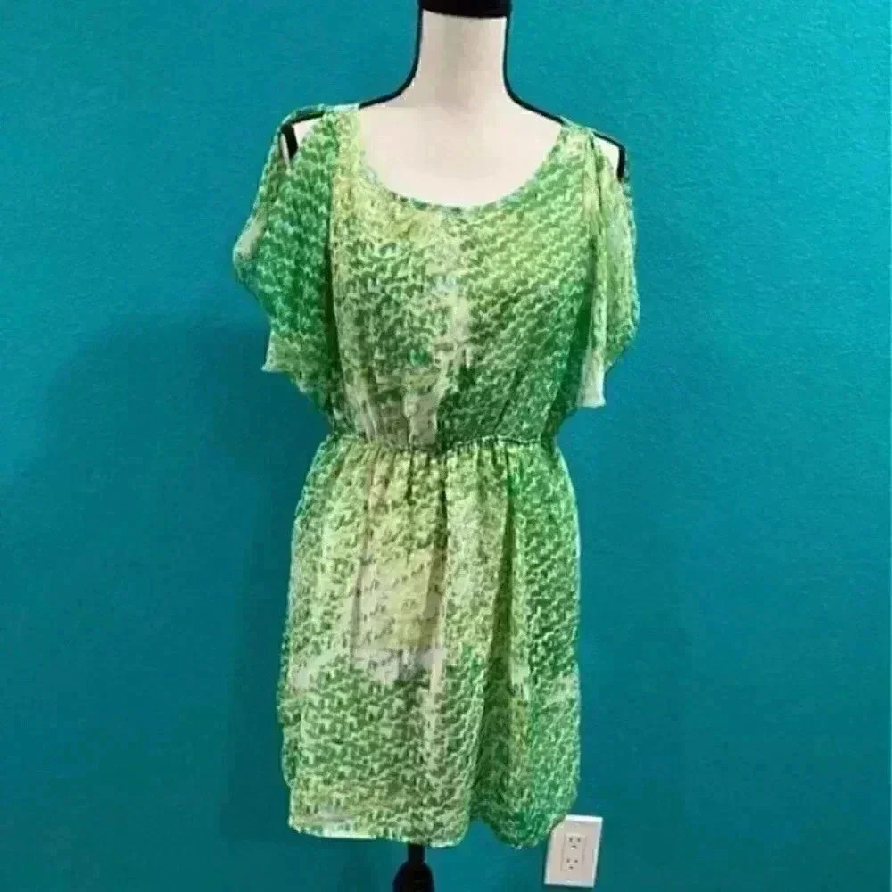 ⭐️ Romeo and Juliet couture flutter sleeve green dress